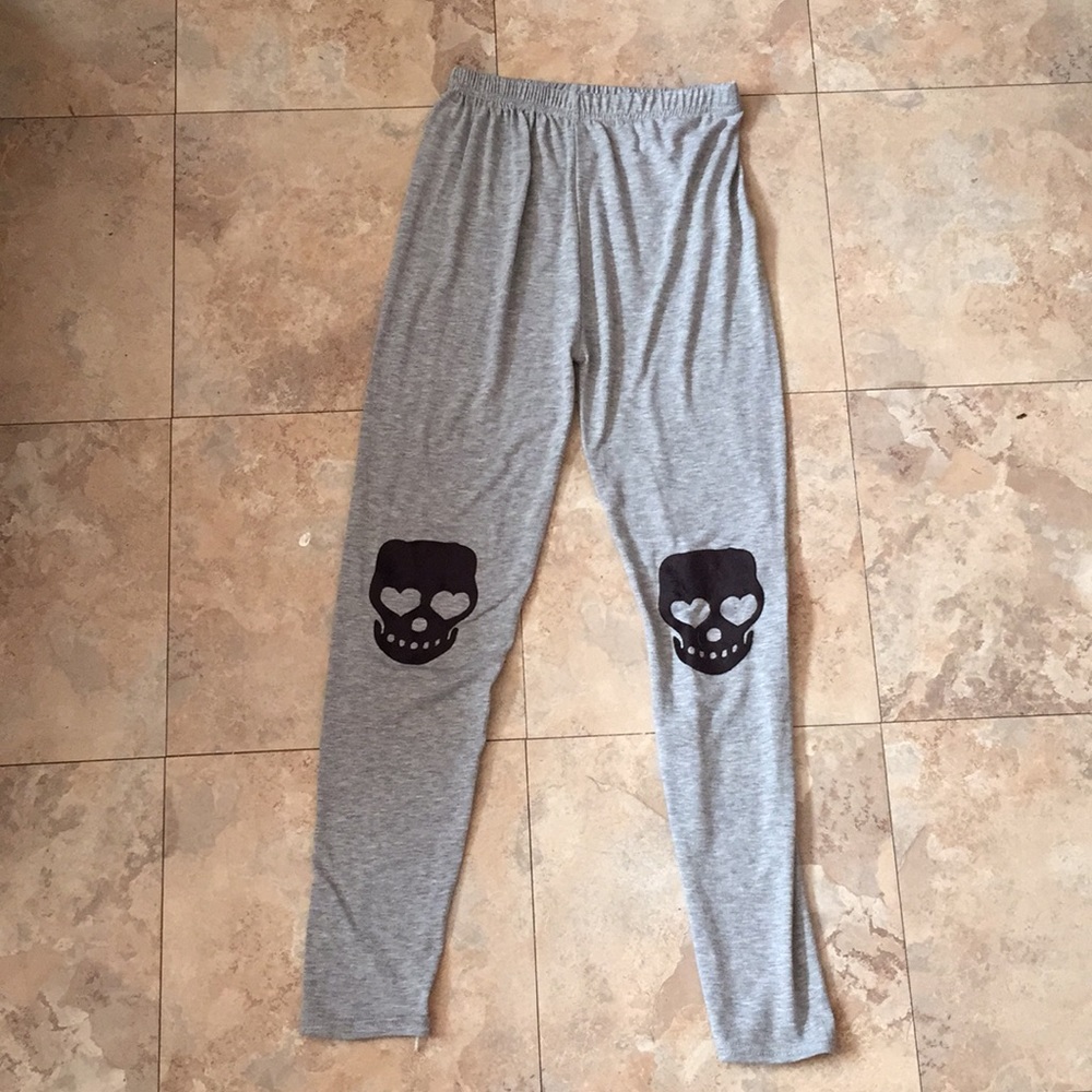 Gray leggings with Skulls